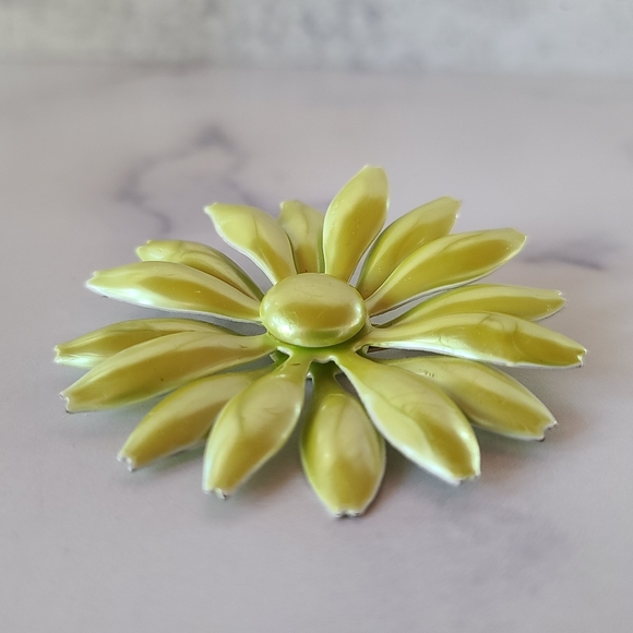 Vintage Iridescent Green Daisy Brooch - Picture 3 of 10